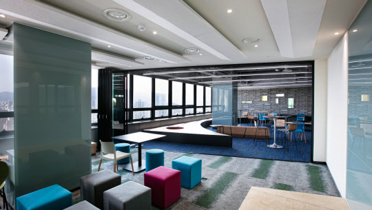 성남시와 성남산업진흥재단은 첨단 지식 및 기술 분야 창업자와 창업 5년 미만의 스타트업을 위한 창업센터 '정글ON'를 오는 22일 개소한다고 밝혔다. 센터는 성남시 분당구 정자동 정자역 부근 킨스타워 19층에 들어선다. 라운지 모습. 성남산업진흥재단 제공